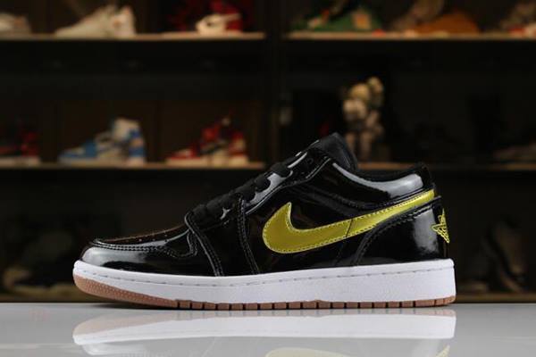 Tenisky Nike Air Jordan 1 Low Lakovane Kozene Damske Čierne Zlate Biele Slovensko | SK-CQYNXU305